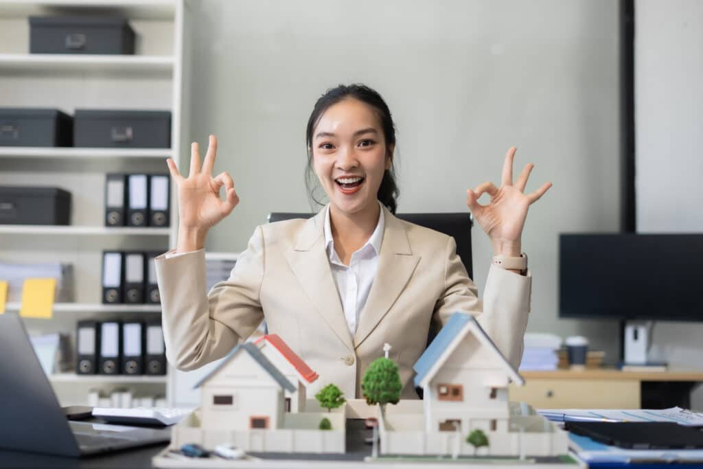 Freehold and Leasehold in Thailand: Real estate agent explaining freehold and leasehold in Thailand.