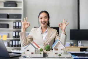 Freehold and Leasehold in Thailand: Real estate agent explaining freehold and leasehold in Thailand.