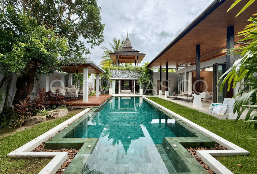 balinese garden villa in phuket: Poolside lounge at luxury Phuket villa exterior