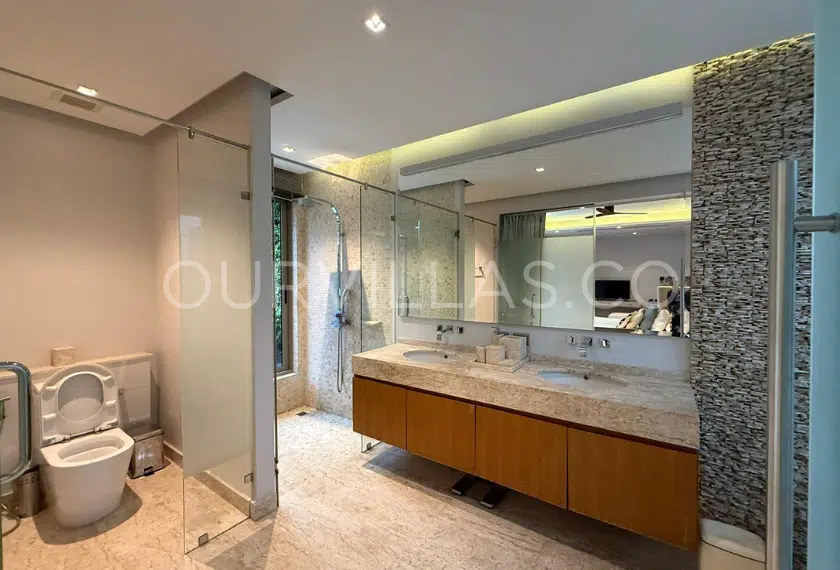 Modern villa ensuite with double vanity bathroom
